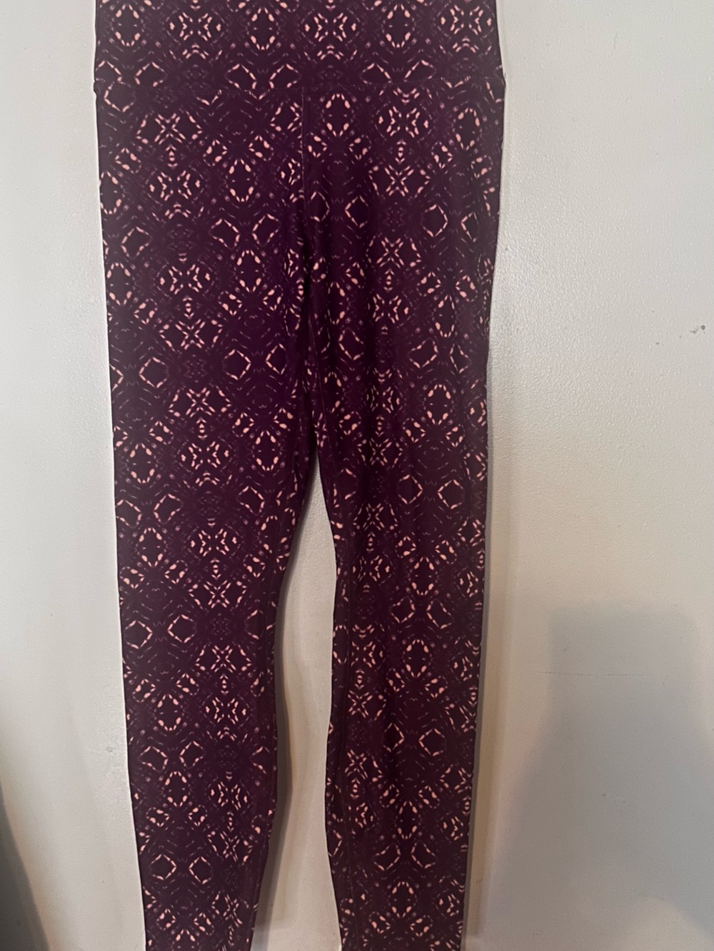 Fabletics Burgundy Geometric Print Leggings. Sz. Small